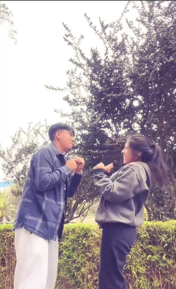 Riendo juntos en el parque